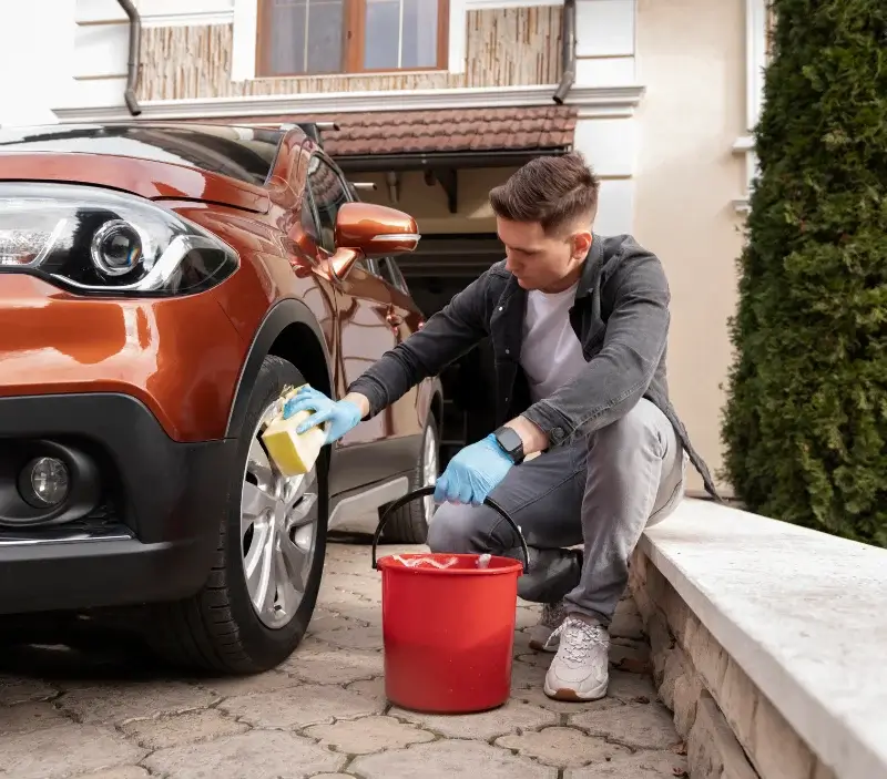 Lavage auto à domicile Courbevoie : professionnel intervenant sur un véhicule